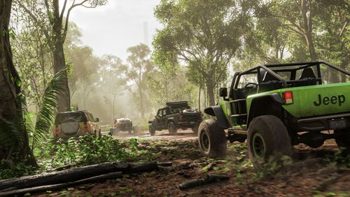 A Jeep Trailcat follows other SUVs through the forest in FH5.